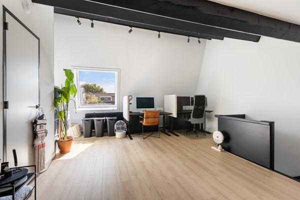 Foto - Verkocht onder voorbehoud: Instapklare tussenwoning op een rustige, autoluwe locatie!